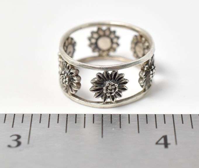 Flower Band Ring in Sterling Silver 3grams Size 5.5