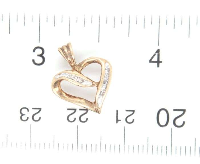 10kt White gold heart shaped diamond pendant