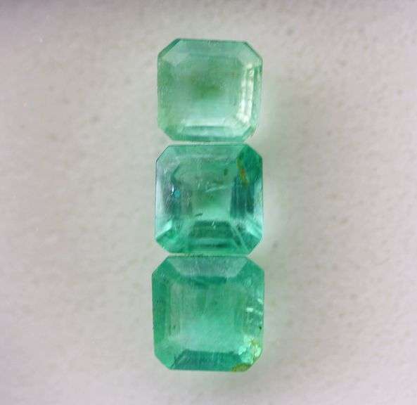 Vibrant! 1.43ct graduated Colombian Emerald set!!!