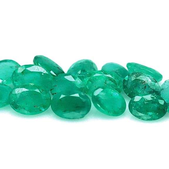 Bright emerald green 11.65ct 15pc emerald set