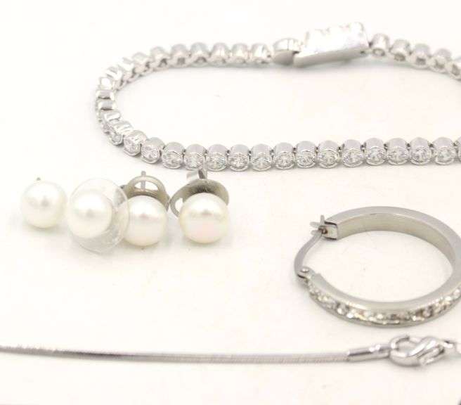 Lot of fashion jewelry