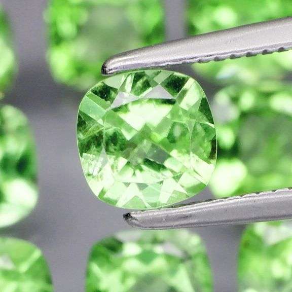 High fire! 5.27ct 5mm cushion cut Peridot set