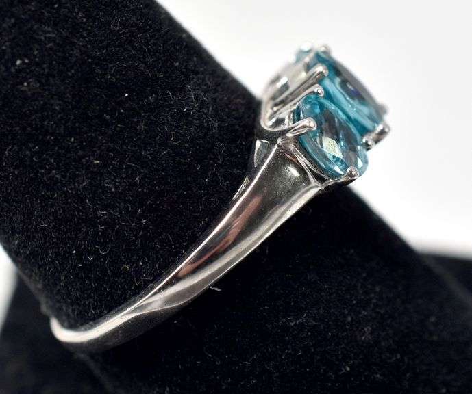 Blue Topaz Gemstone Ring in Sterling Silver 3.1grams Size 8 3/4