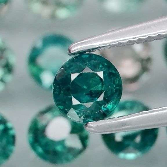 Multi-hue 5.08ct natural blue green Sapphire set