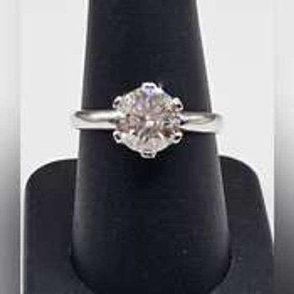 Ladies Elegant 3.5 Ct VVs1 White E-F Simulated Lab Diamond  Ring