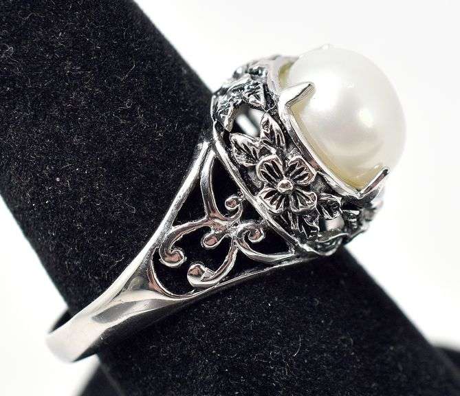 White pearl Ring with Floral Design in Sterling Silver 5.1grams Size 7.5