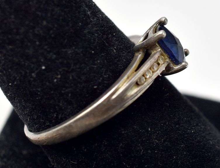 Small Blue Stone Ring in Sterling Silver 2.6grams Size 9