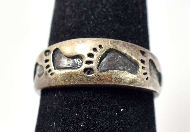 Foot Print Ring in Sterling Silver 4grams Size 7.5