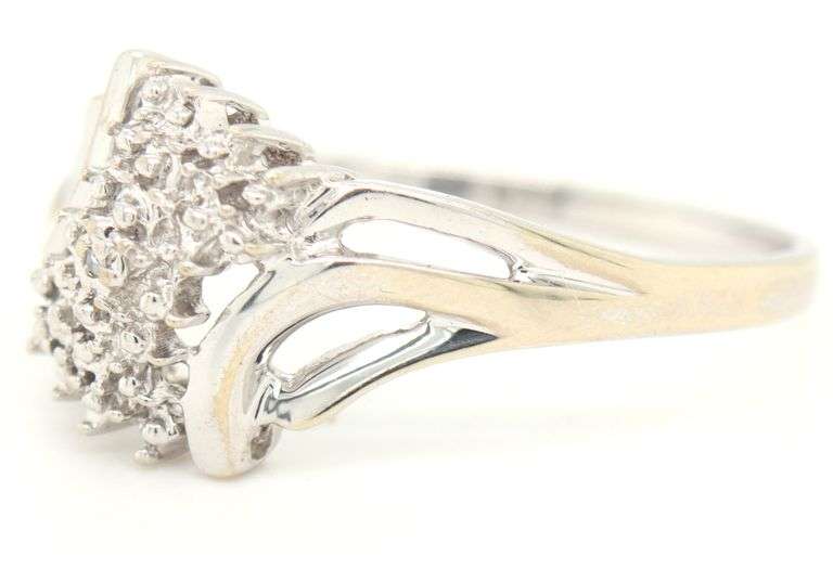 10kt White gold diamond cluster ring