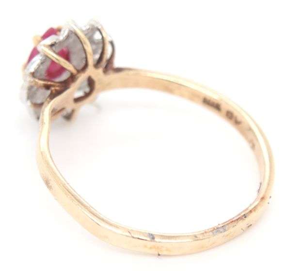 10kt Yellow gold topaz and diamond flower style ring