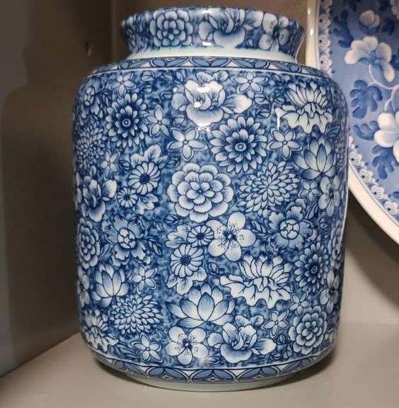 Chinese Imperial Enamel Porcelain Jar