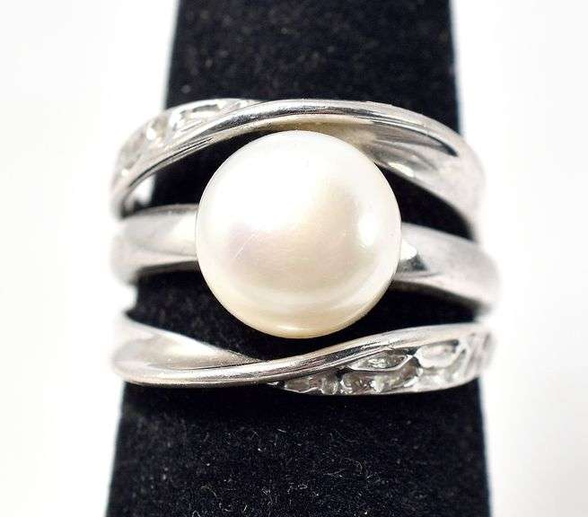 White Pearl Band Ring in Sterling Silver 5grams Size 5.5