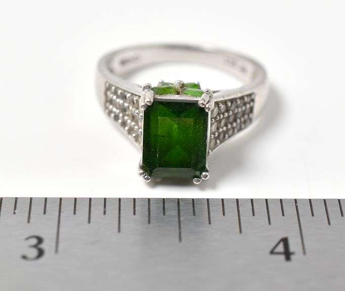 Green Stone Ring with Accent Gems in Sterling Silver 4.4grams Size 7 3/4