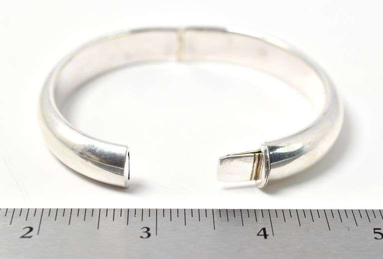 Hinged Bangle Bracelet in Sterling Silver. 21.2 grams.