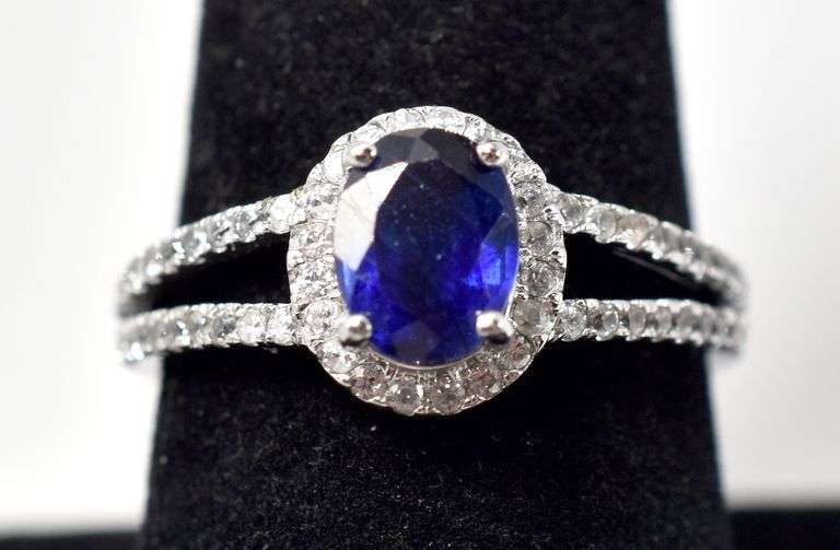 Beautiful Blue Oval cut Stone Ring in Sterling Silver 3.1grams Size 8 1/4