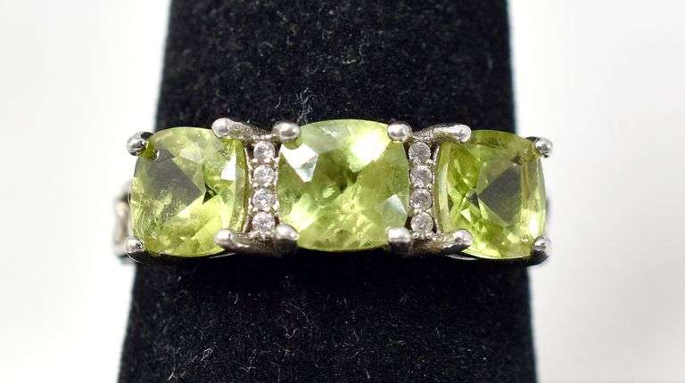 Vibrant Green Three Stone Ring In Sterling Silver 2.7grams Size 7 3/4