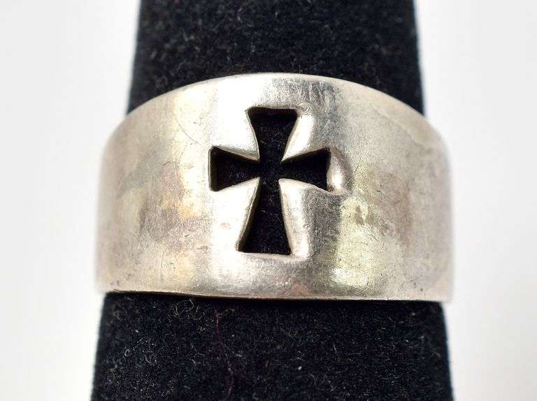 Cut Out Cross Ring in Sterling Silver 4.2grams Size 6.5