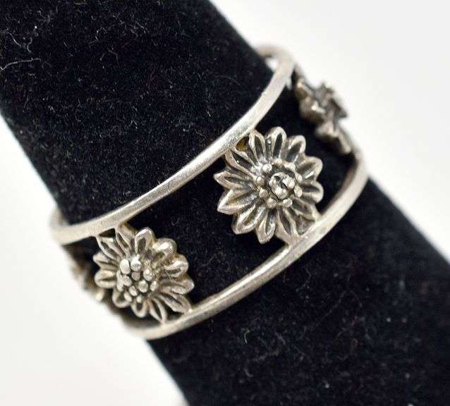 Flower Band Ring in Sterling Silver 3grams Size 5.5