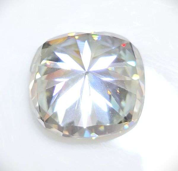 Gorgeous 4.85 Ct Sparkling VVs1 H-I Lab Simulated Diamond Solitaire