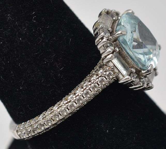 Blue CZ Ring with Accent Gems on Band 5.4grams Size 7 3/4