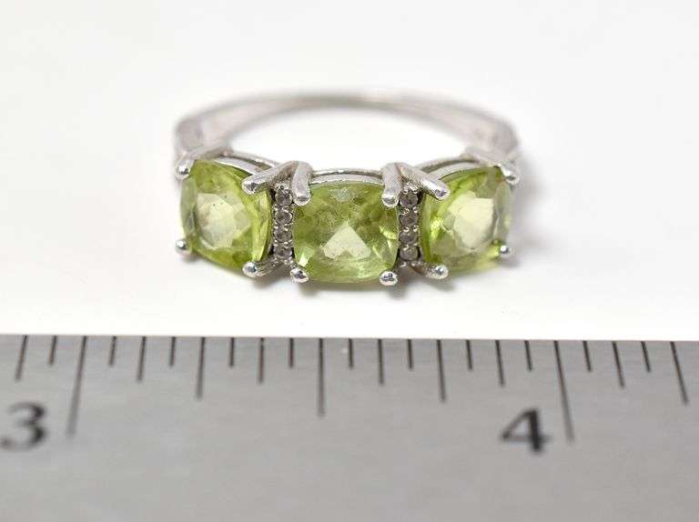 Vibrant Green Three Stone Ring In Sterling Silver 2.7grams Size 7 3/4