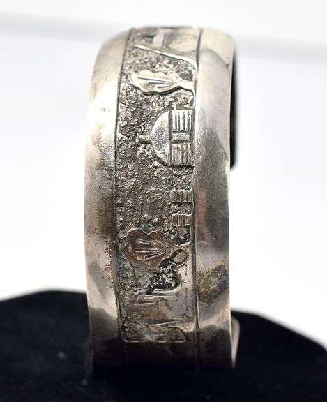 South Western Designed Cuff Bracelet in Sterling Silver. 43.8 grams.