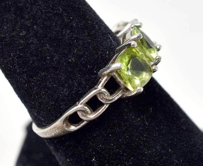 Vibrant Green Three Stone Ring In Sterling Silver 2.7grams Size 7 3/4
