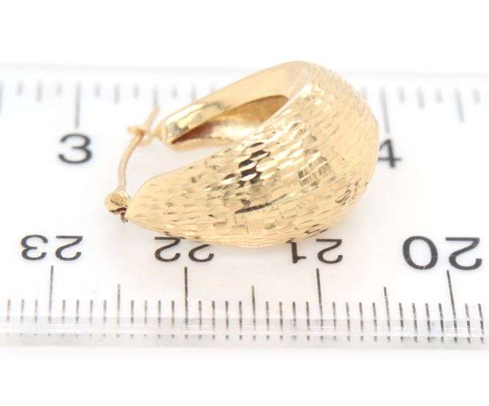 14kt Yellow gold oval hoop earrings