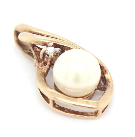 10kt Yellow gold pearl pendant