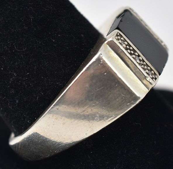 Onyx Men's Ring in Sterling Silver. Weight 9.2 grams. Size 9 3/4.