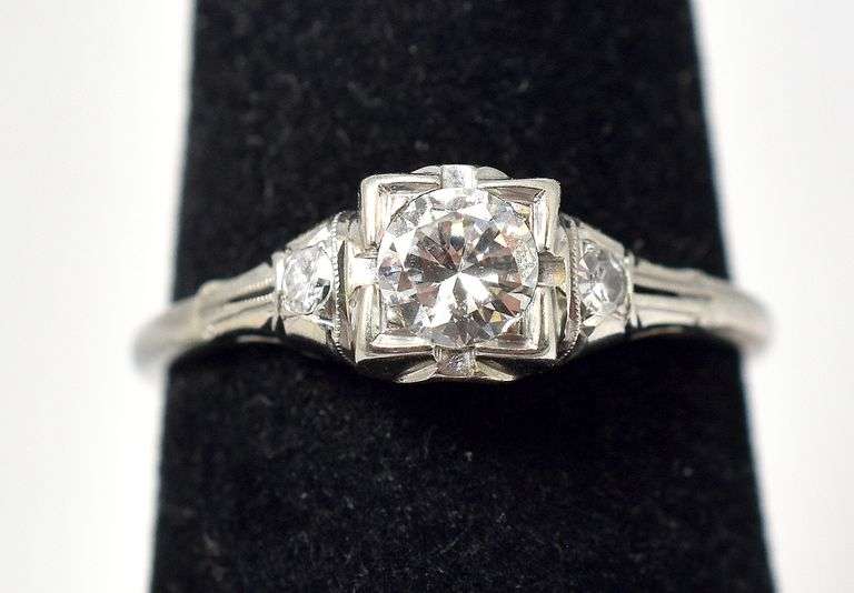 Dazzling Vintage Diamond Ring in 18K White Gold