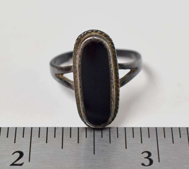 Black Onyx Gemstone Ring in Sterling Silver 4.2grams Size 7 1/4
