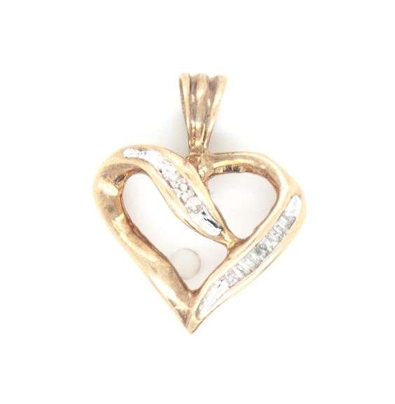 10kt White gold heart shaped diamond pendant
