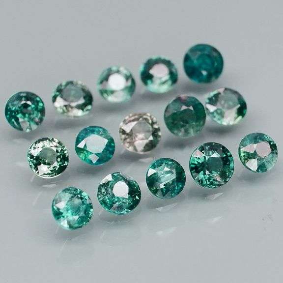 Multi-hue 5.08ct natural blue green Sapphire set