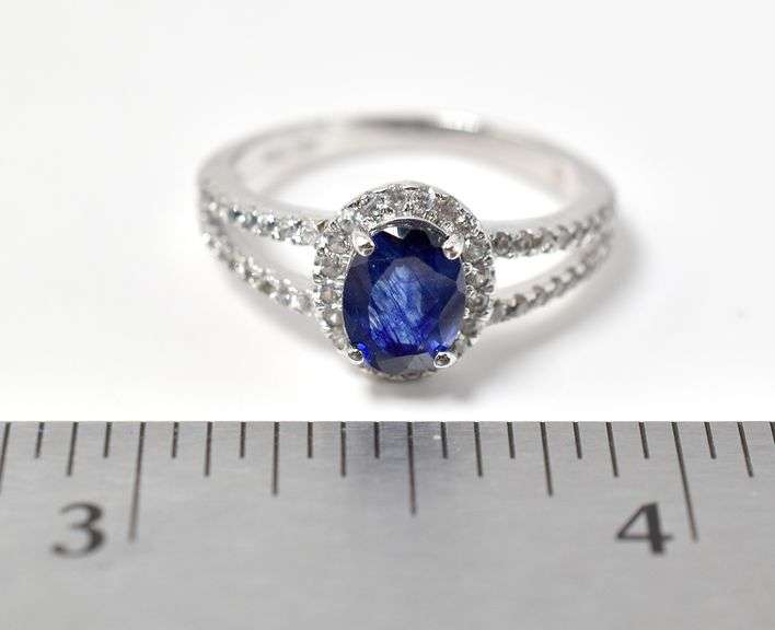 Beautiful Blue Oval cut Stone Ring in Sterling Silver 3.1grams Size 8 1/4