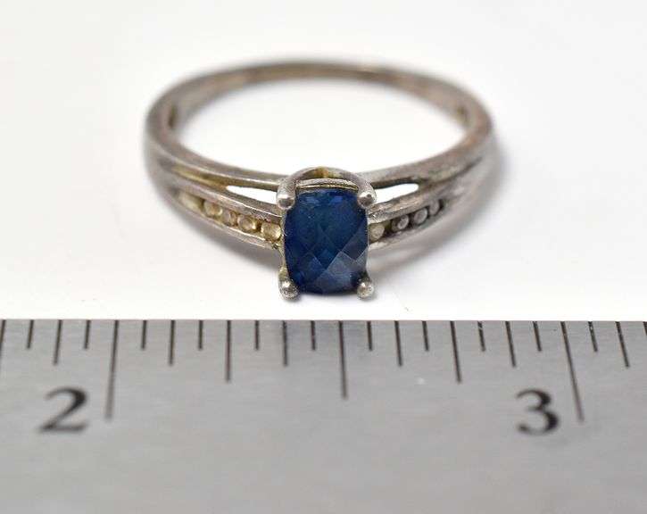 Small Blue Stone Ring in Sterling Silver 2.6grams Size 9