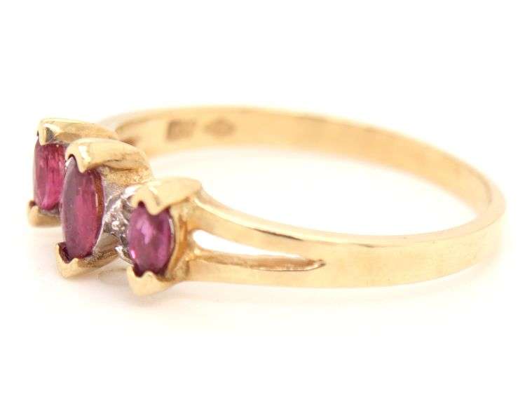 10kt Yellow gold marquise garnet ring