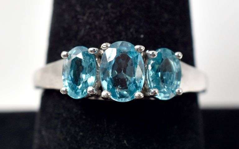 Blue Topaz Gemstone Ring in Sterling Silver 3.1grams Size 8 3/4