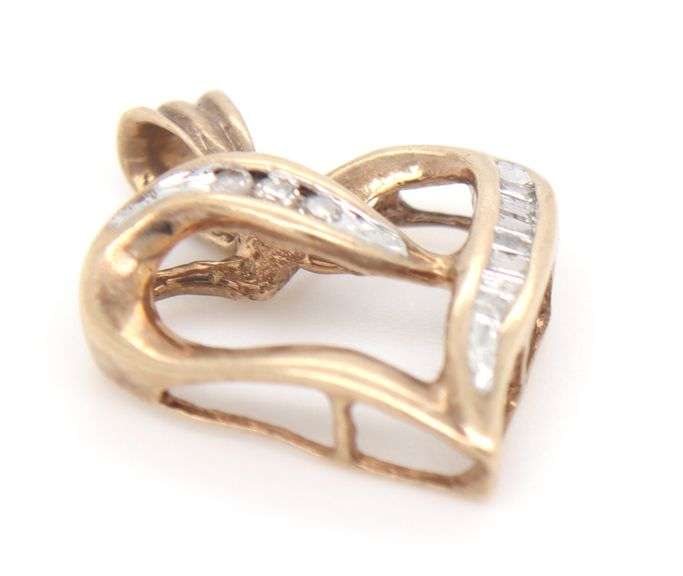 10kt White gold heart shaped diamond pendant