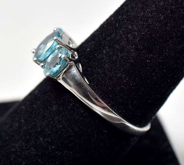 Blue Topaz Gemstone Ring in Sterling Silver 3.1grams Size 8 3/4