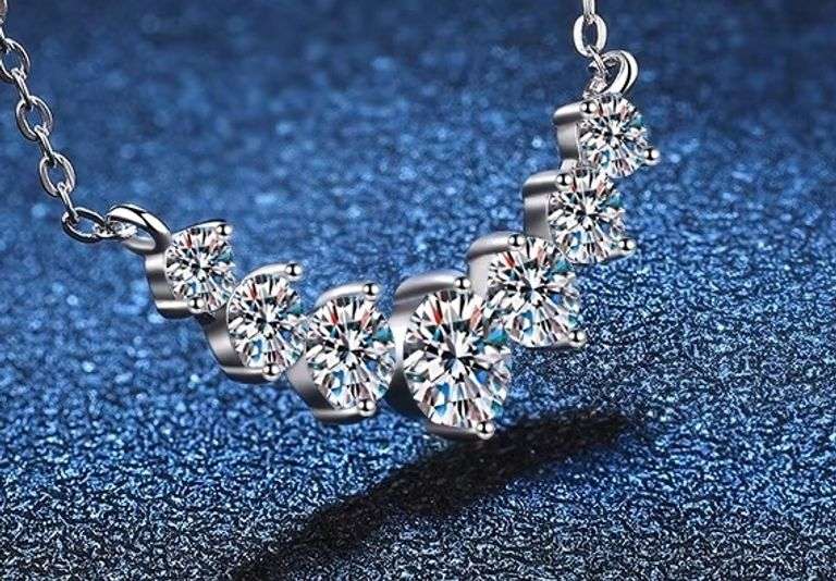 Sparkling 2.25 Ctw 7 Stone VVs1 Lab Simulated Diamond Necklace