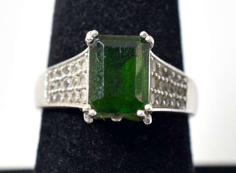 Green Stone Ring with Accent Gems in Sterling Silver 4.4grams Size 7 3/4