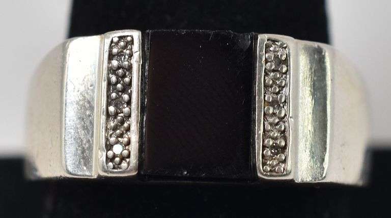 Onyx Men's Ring in Sterling Silver. Weight 9.2 grams. Size 9 3/4.