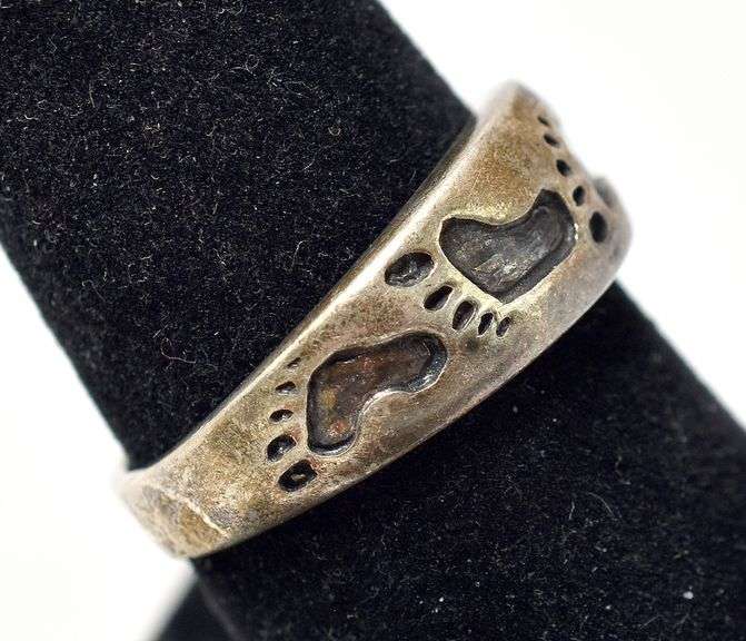 Foot Print Ring in Sterling Silver 4grams Size 7.5