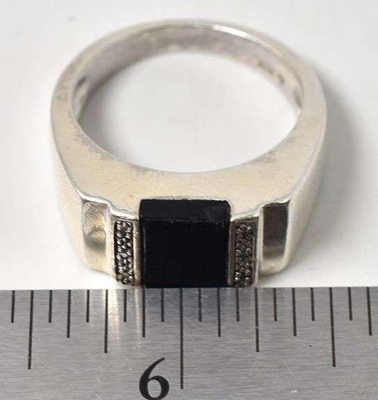 Onyx Men's Ring in Sterling Silver. Weight 9.2 grams. Size 9 3/4.