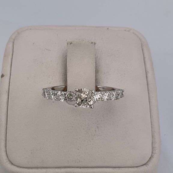 CERTIFIED BRAND NEW 18K WHITE GOLD DIAMOND ENGAGEMENT RING.