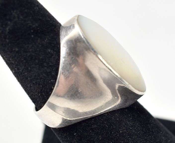 Pearlescent Oval Ring in Sterling Silver 6.2grams Size 6 3/4