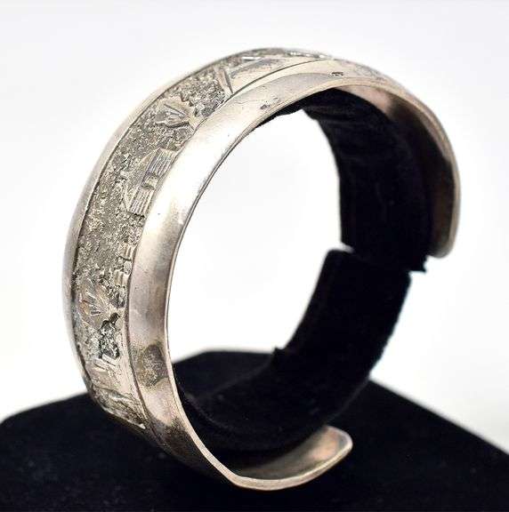 South Western Designed Cuff Bracelet in Sterling Silver. 43.8 grams.