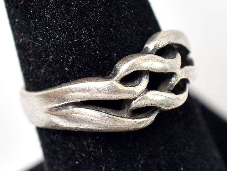 Wave Band Ring in Sterling Silver 4.6grams Size 6 3/4
