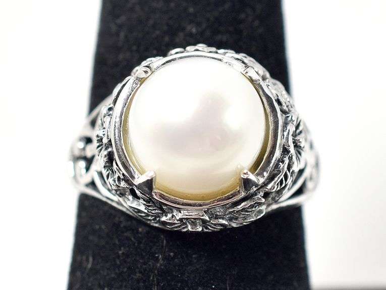 White pearl Ring with Floral Design in Sterling Silver 5.1grams Size 7.5